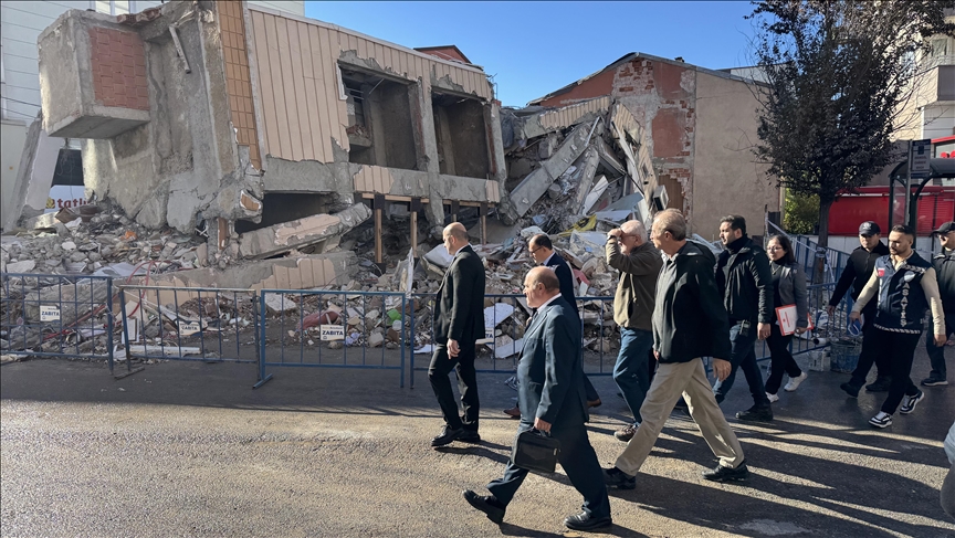 Kocaeli'de çöken binanın enkazında bilirkişi heyeti inceleme yapıyor