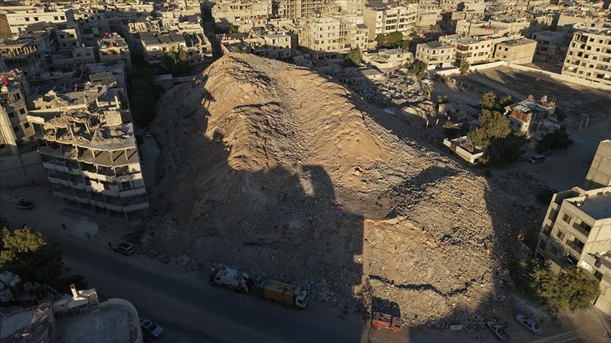 Şam’da devrik Esed rejimi enkazlardan yapay dağ oluşturdu