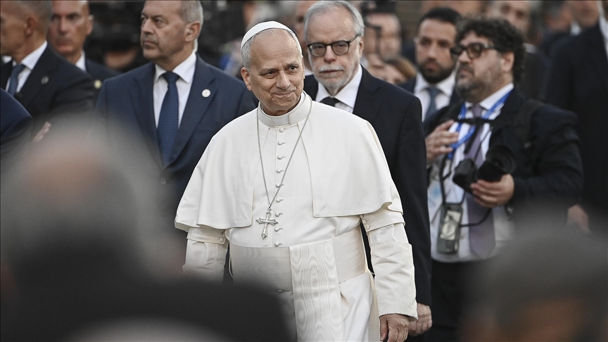 Pope to students: 'Do not let technology use you'