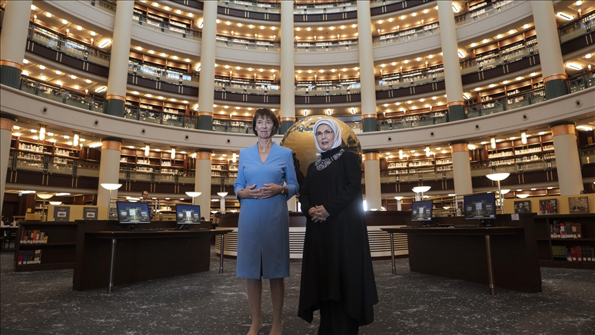 عقيلتا أردوغان وميرتس تتجولان في المكتبة الوطنية الرئاسية بأنقرة