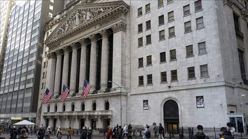 US stocks end in red