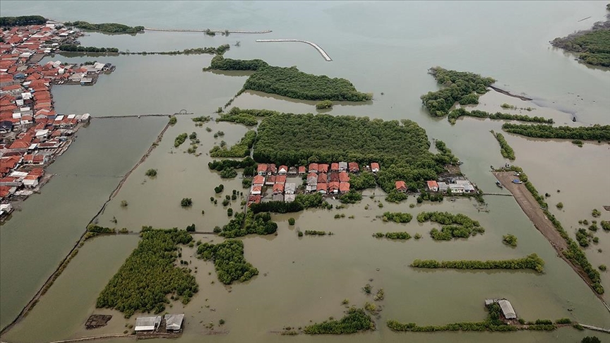 Висок прилив потопи домови во индонезиско село на островот Јава