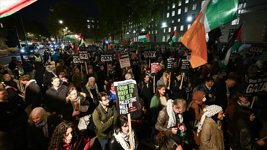Londra'da İsrail'in ateşkesi ihlal ederek Gazze'ye saldırıları protesto edildi