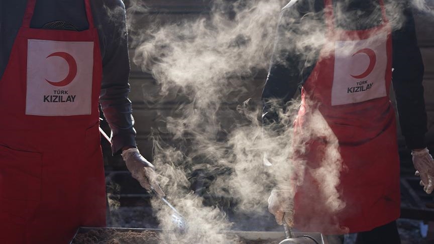 الهلال الأحمر التركي يبدأ توزيع تبرعات لحوم الأضاحي لفلسطينيي غزة