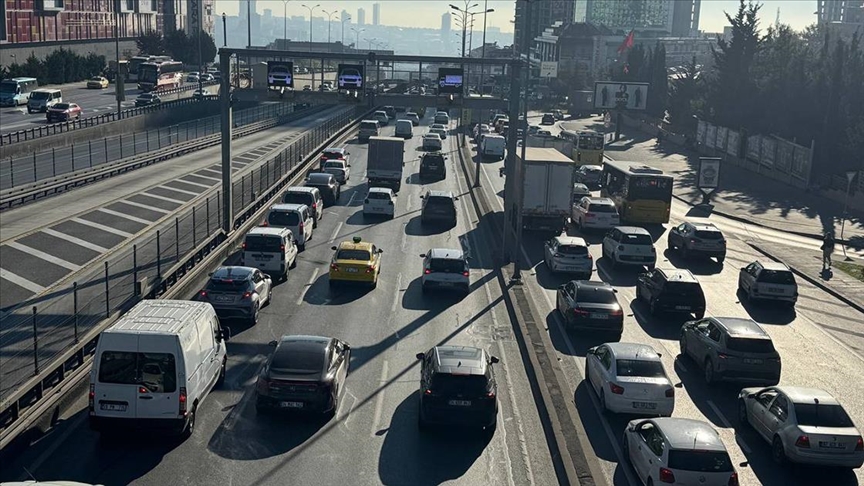 İstanbul'da sabah saatlerinde trafik yoğunluğu yüzde 76'ya çıktı