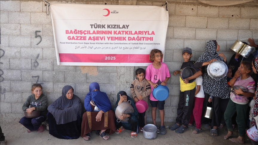 Türk Kızılay, Filistinliler için bağışlanan kurban etlerini Gazze'de dağıtmaya başladı