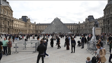 La policía francesa detiene a un tercer sospechoso del robo en el Museo del Louvre