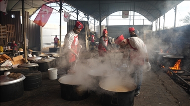 Gjysmëhëna e Kuqe Turke shpërndan ushqim në Gaza