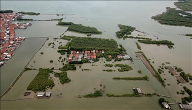 Baticat e larta përmbytin bregun verior në Java të Indonezisë