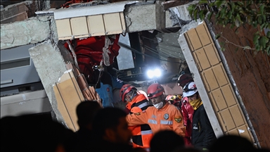 دەرهێنانی تەرمی دایک و باوکی ئەو خێزانەی لە کۆجائەلی کەوتنە ژێر داروپەردووی ڕووخاوی بیناوە