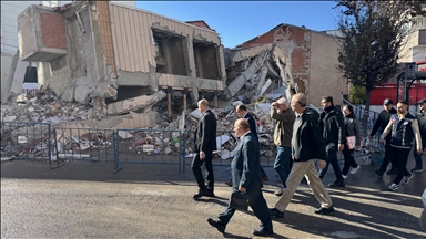 Kocaeli'de çöken binanın enkazında bilirkişi heyeti inceleme yapıyor