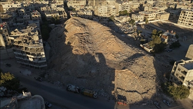 Şam’da devrik Esed rejimi enkazlardan yapay dağ oluşturdu