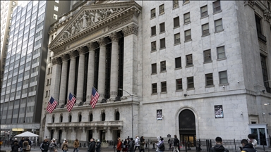 US stocks end in red