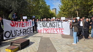 Shqipëri, pensionistët në protestë për rritjen e pensioneve dhe përmirësimin e shërbimeve