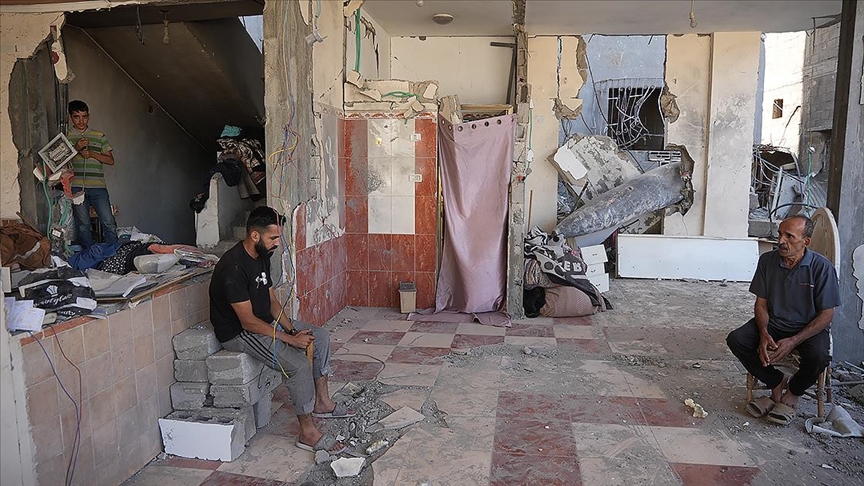Gidecek yeri olmayan Filistinli aile evlerine düşen "patlamaya hazır" bombayla yaşıyor