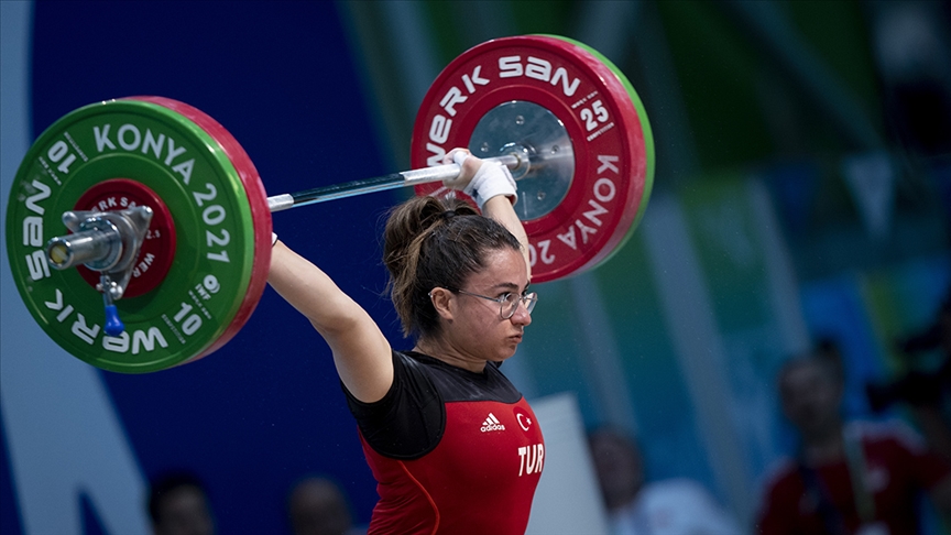 Milli halterci Aysel Özkan'dan Avrupa'da 1 altın, 1 gümüş madalya 