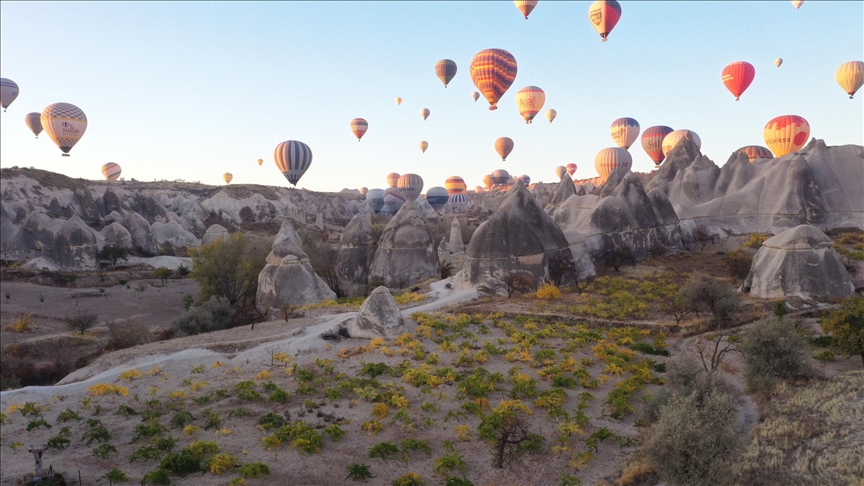 كبادوكيا التركية تستقبل زوارها بألوان "الخريف الذهبي"