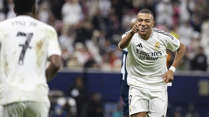 قدم.. مبابي يتسلم جائزة الحذاء الذهبي لأفضل هداف في أوروبا