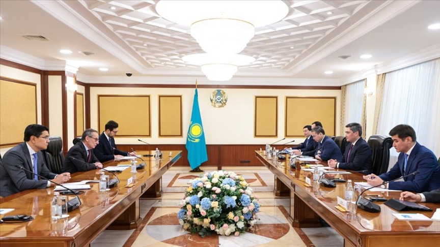 Премьер-министр Казахстана провел ряд встреч с участниками форума KGIR-2025