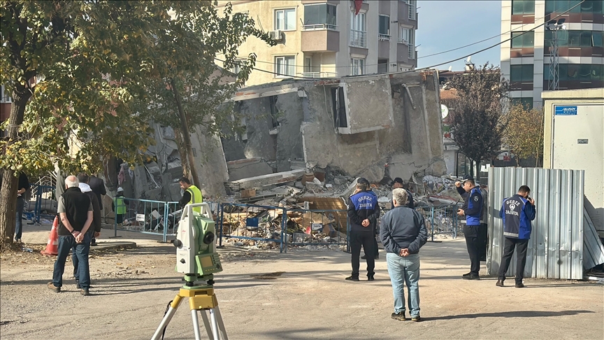 Kocaeli'de çöken binanın enkazında bilirkişi heyetinin incelemeleri sürüyor