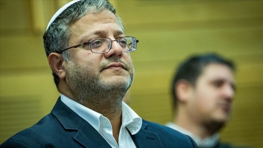 بن غفير ينكل مجددا بأسرى فلسطينيين ويهددهم بالإعدام