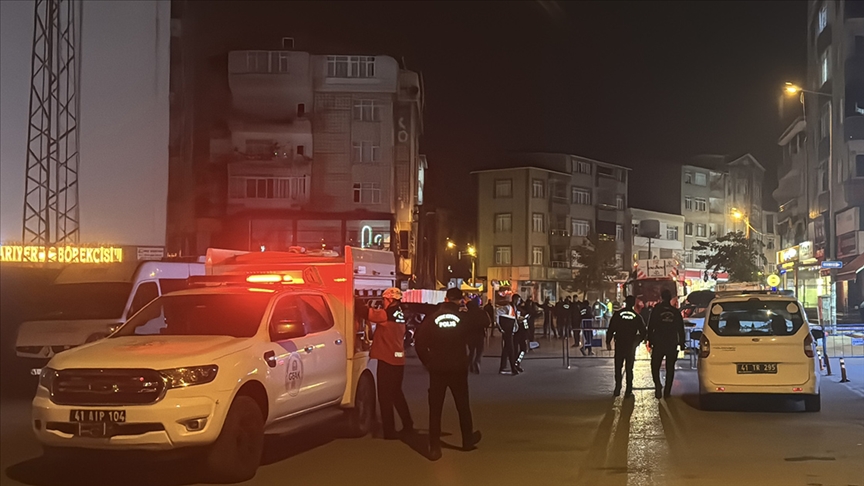 Kocaeli'de çöken apartmanın yakınındaki 3 bina daha tedbiren boşaltıldı