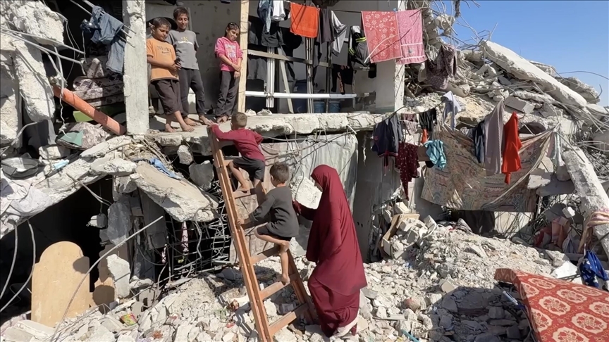 في منزل آيل للانهيار.. عائلة "بدوان" تصارع للبقاء في غزة (تقرير)