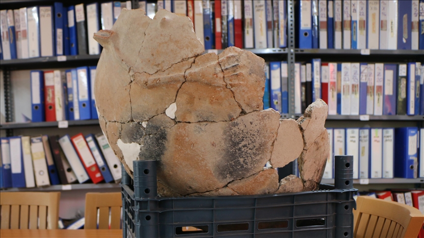 Küllüoba'da bulunan küp mezardaki bir parmağı eksik el kabartması "yas" örneğini ortaya koydu