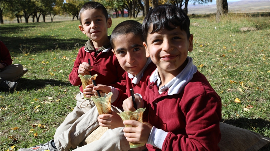 Tatlı ustası, kırsal mahallelerde çocuklara tatlı ikram etti