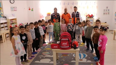 AFAD gönüllüsü öğretmen okul okul gezerek deprem farkındalığı oluşturmaya çalışıyor