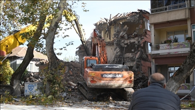 Sındırgı'da deprem sonrası yıkım ve enkaz kaldırma çalışmaları sürüyor