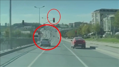 İstanbul'da kırmızı ışık ihlali yapan 2 araç sürücüsü yakalandı