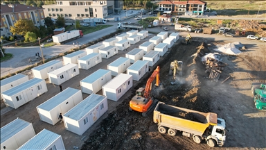 6,1'lik depremlerden etkilenen Sındırgı'da konteyner kent kurulumu aralıksız sürüyor