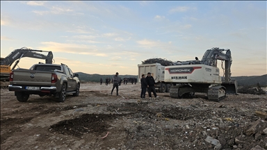Sındırgı'da deprem sonrası yıkım ve enkaz kaldırma çalışmaları sürüyor