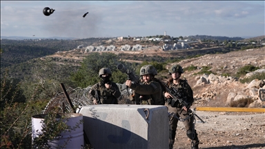 الجيش الإسرائيلي يصيب طفلا فلسطينيا بالرصاص وسط الضفة 