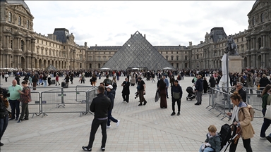 Paris'te tarihi eserlerin çalındığı Louvre Müzesi için güvenlik önlemleri artırılacak