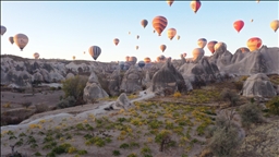 كبادوكيا التركية تستقبل زوارها بألوان "الخريف الذهبي"