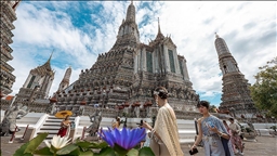 Tayland’ın turistik noktası Wat Arun Tapınağı, ziyaretçilerini ağırlıyor
