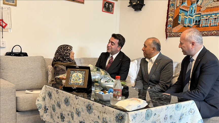 YTB Başkanı Turus, İsveç'e ilk gelenlerden 100 yaşındaki Esma Zengin'i ziyaret etti