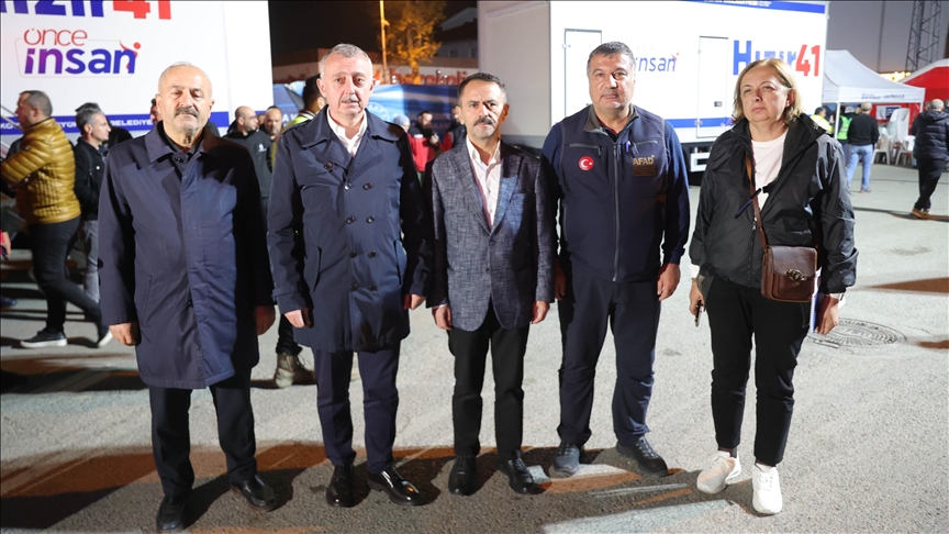 Kocaeli'de çöken apartmanın ve tahliye edilen binaların bulunduğu bölgede ekiplerin incelemesi sürüyor