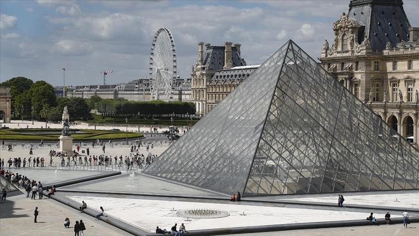 Cambriolage au Louvre : plusieurs suspects déférés devant la justice à Paris