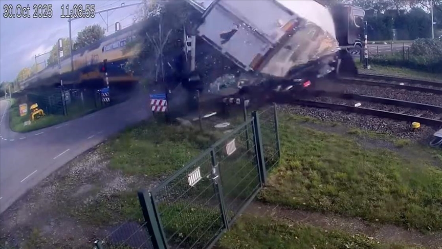 Повредени 5 лица кога патнички воз удри во шлепер на железнички премин во Холандија