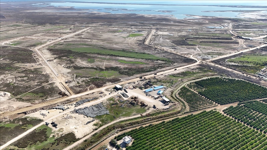 Adana Valisi Köşger, tarıma dayalı organize sanayi bölgesinde incelemelerde bulundu