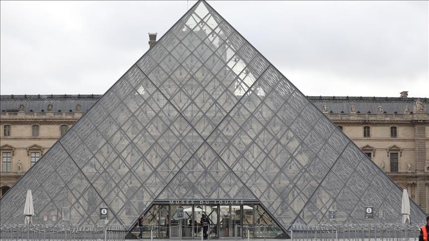 Cambriolage du Louvre : une femme mise en examen pour complicité de vol en bande organisée