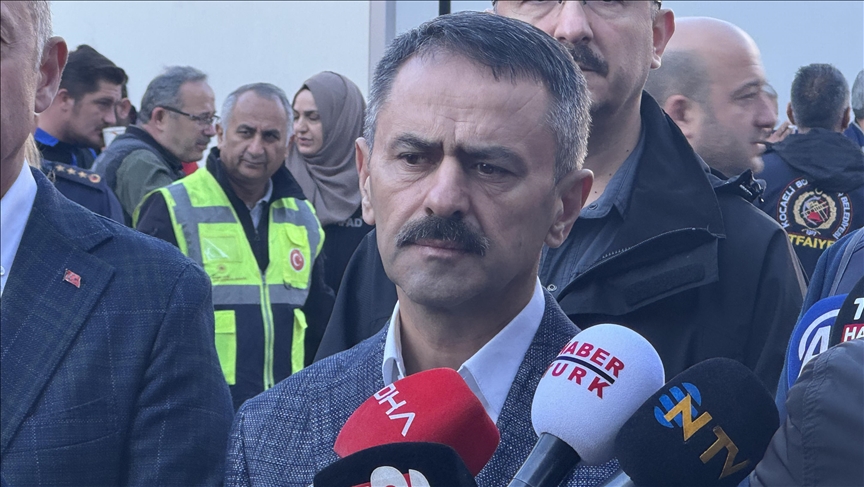 Kocaeli'de çöken apartmanın ve tahliye edilen binaların bulunduğu bölgede ekipler inceleme yapıyor