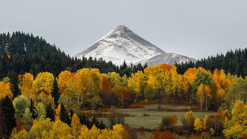 Ngjyrat e vjeshtës dominojnë pllajat e Detit të Zi