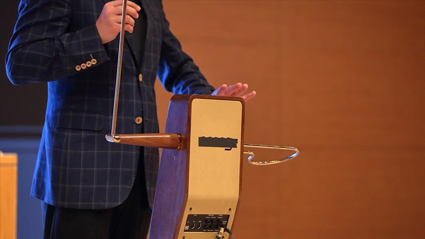 Muzikanti udhëton nëpër botë për të promovuar shpikjen e stërgjyshit të tij, instrumentin muzikor pa prekje