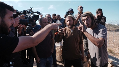 Filistin topraklarını gasbeden İsrailliler, Batı Şeria'da zeytin toplayan Filistinlilere saldırdı