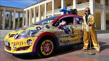 Албански таксист со стилот на Елвис Присли ја раздвижува атмосферата низ улиците на Тирана