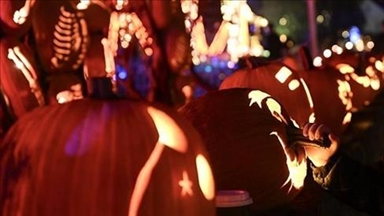 New York, mbahet parada ikonike e Halloween-it